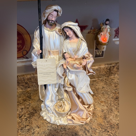 Viral Ross Large Nativity set over 16” tall - Picture 2 of 5